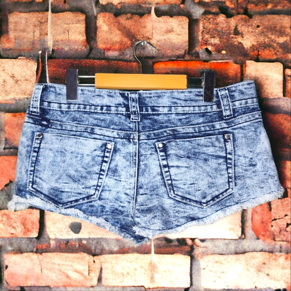 ALMOST FAMOUS Low Rise Light Wash Bootie Short- 11 - Picture 3 of 3